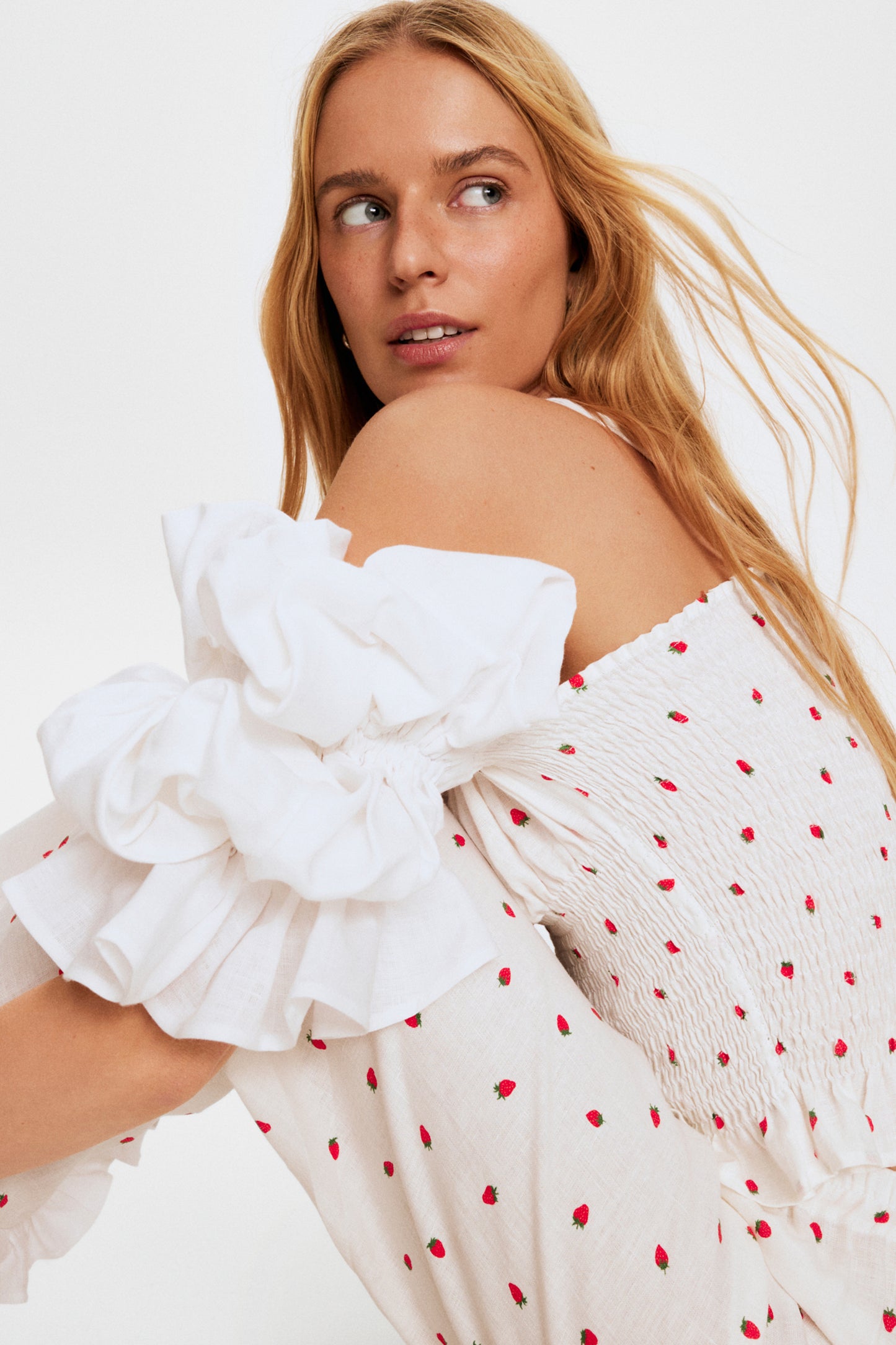 Arle Ruffled Linen Top in Strawberries