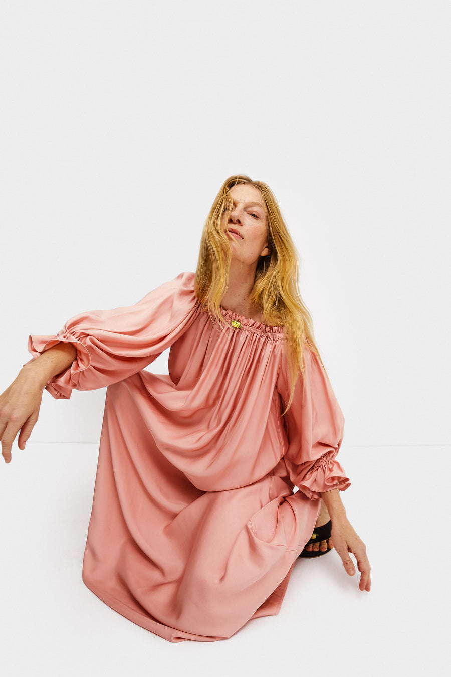 Zephir Off-the-shoulder Maxi Dress in Pink