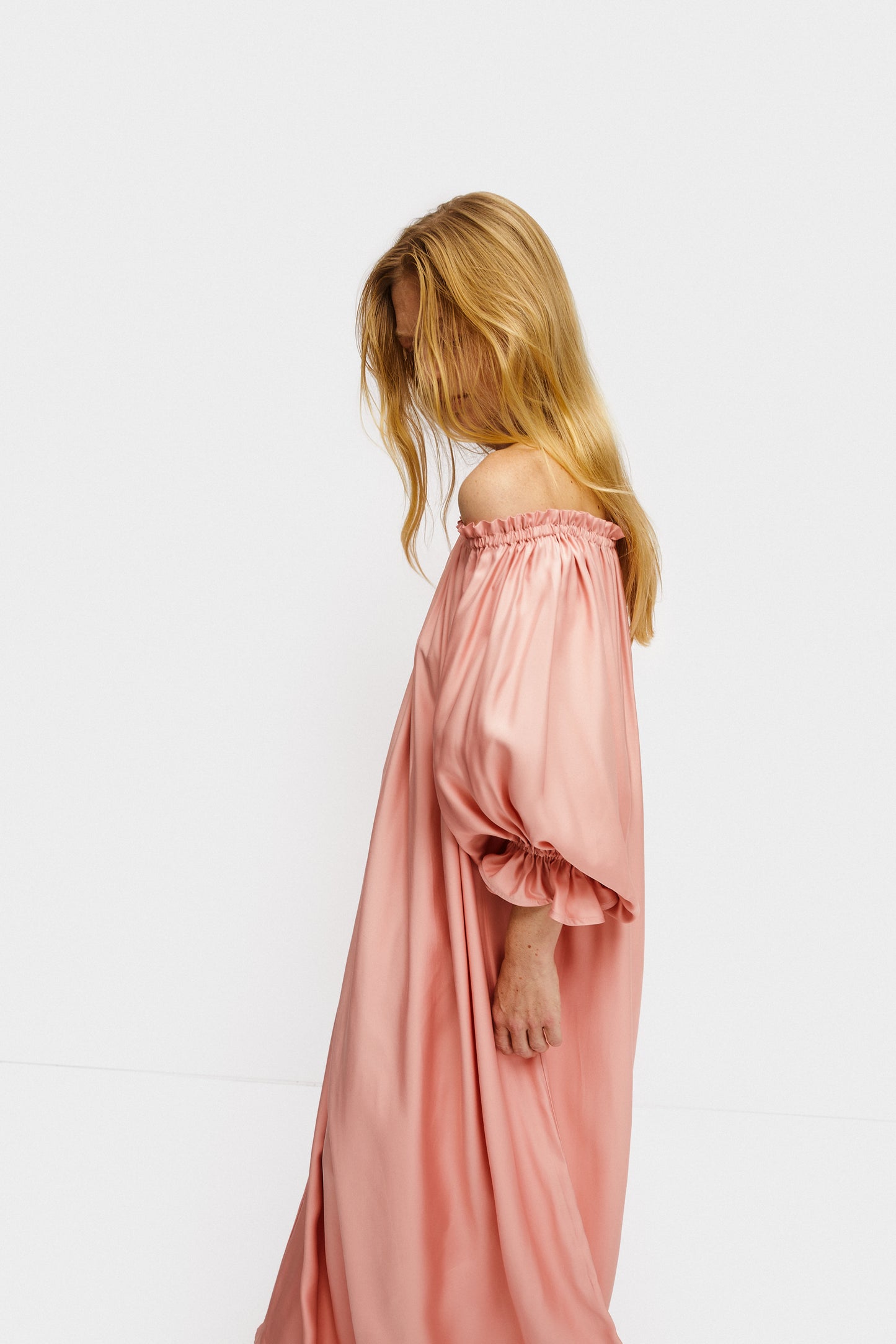 Zephir Off-the-shoulder Maxi Dress in Pink