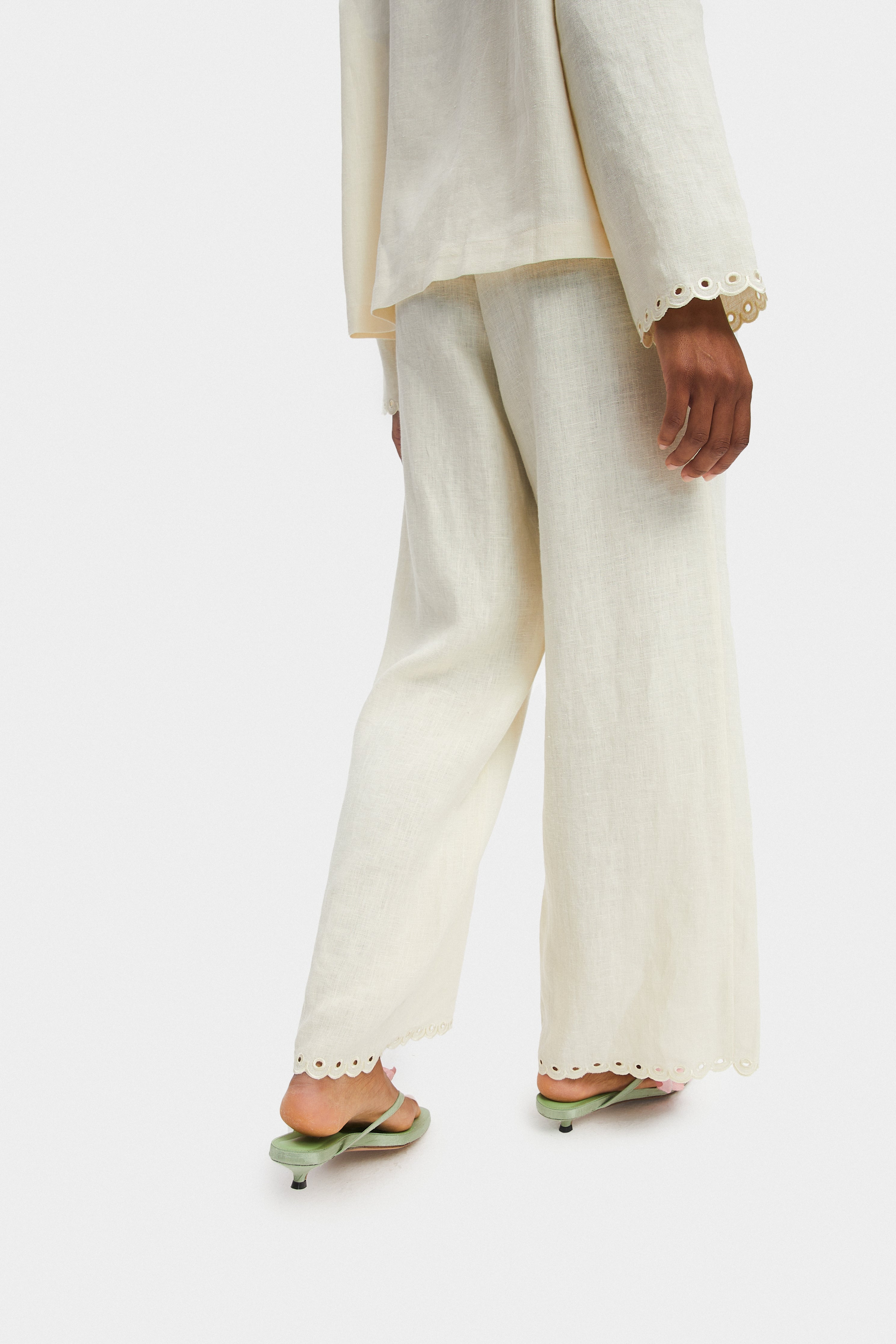 Off-white high waisted flat-front slim fit Slacks | Sumissura
